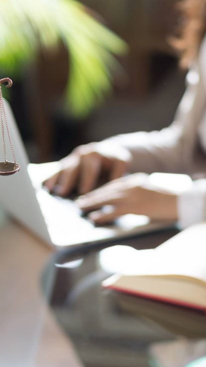 Balance de la justice et code de loi, cabinet d'avocats à Cannes
