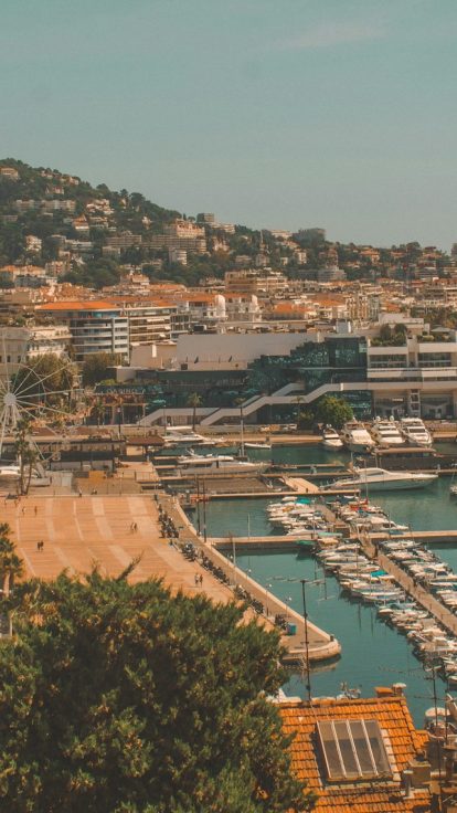 Vue aérienne du port de Cannes, avocat en droit bancaire et voies d’exécution